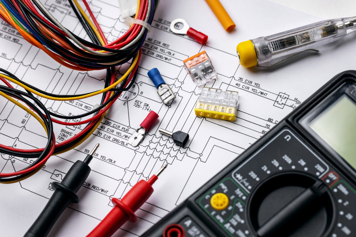 Audit énérgétique avec un multimètre pour des mesures électriques.