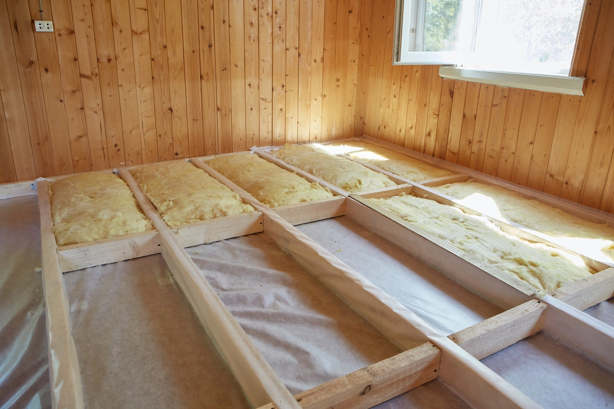 Isolation d'un plancher en bois dans une pièce.