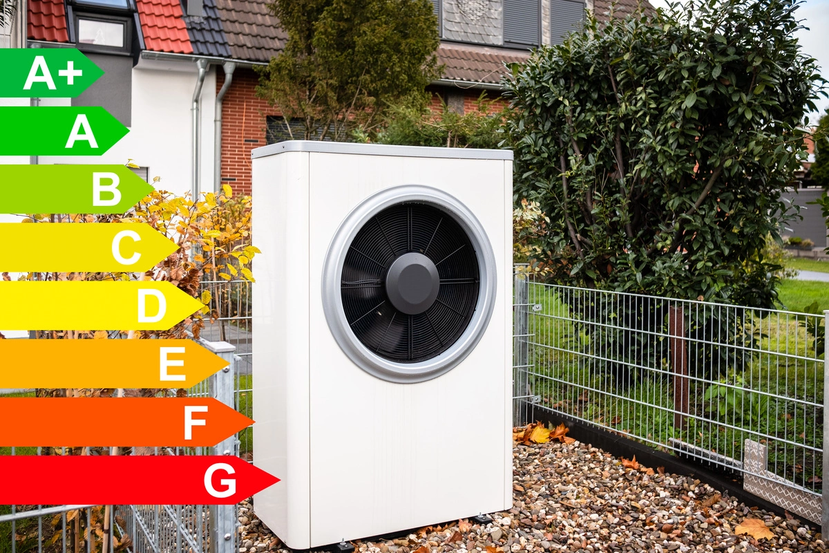 Pompe à chaleur réversible avec une étiquette de performance énergétique en extérieur.