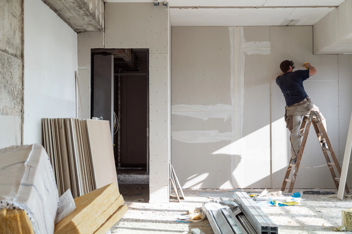 Travaux d'isolation intérieure avec pose de cloisons.